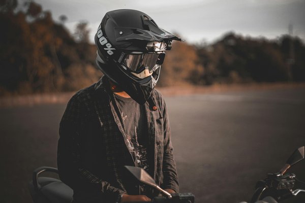 Comment éviter la formation de buée à l'intérieur des lunettes de moto en hiver ?
